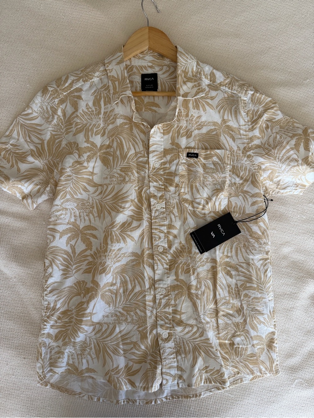 RVCA NWT Men’s Cream and White‎ Palm-Print Short Sleeve Shirt